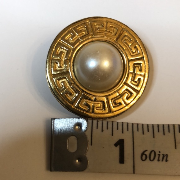 VINTAGE GIVENCHY  GOLD TONE AND PEARL ROUND CLIP-ON EARRINGS - Picture 14 of 15